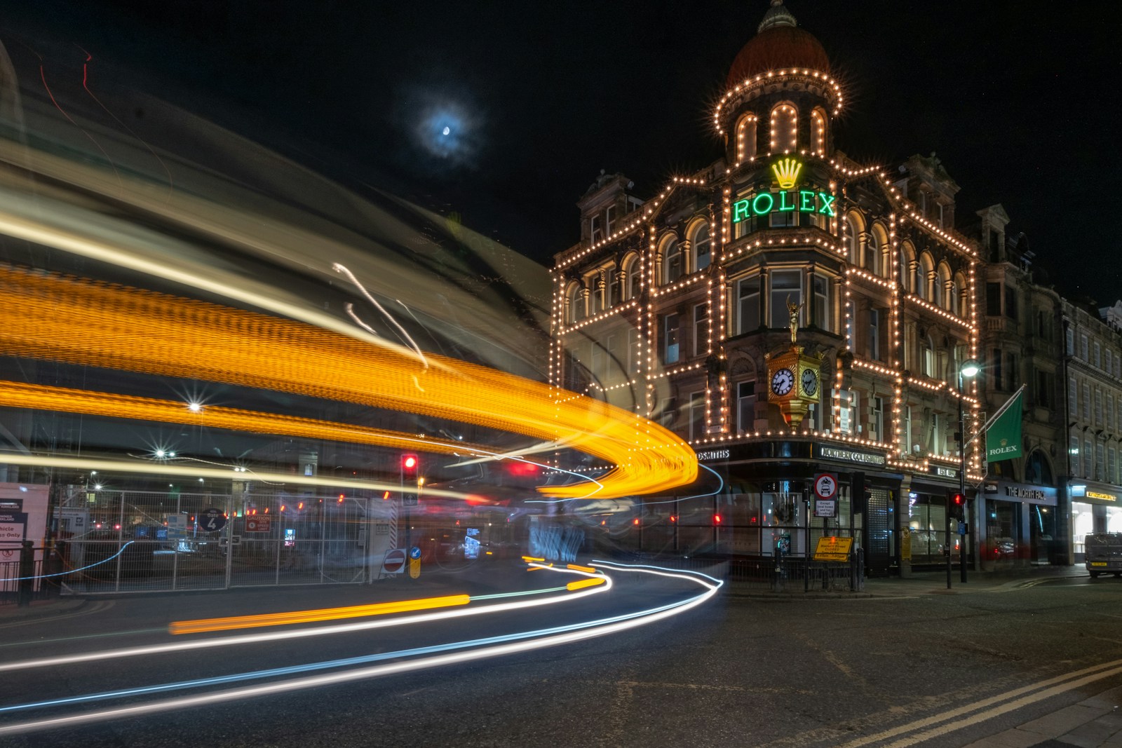 A blurry photo of a city street at night